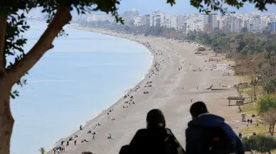 Antalya Kışı Pas Geçti: Deniz Keyfi Soğuk Hava Dinlemedi!